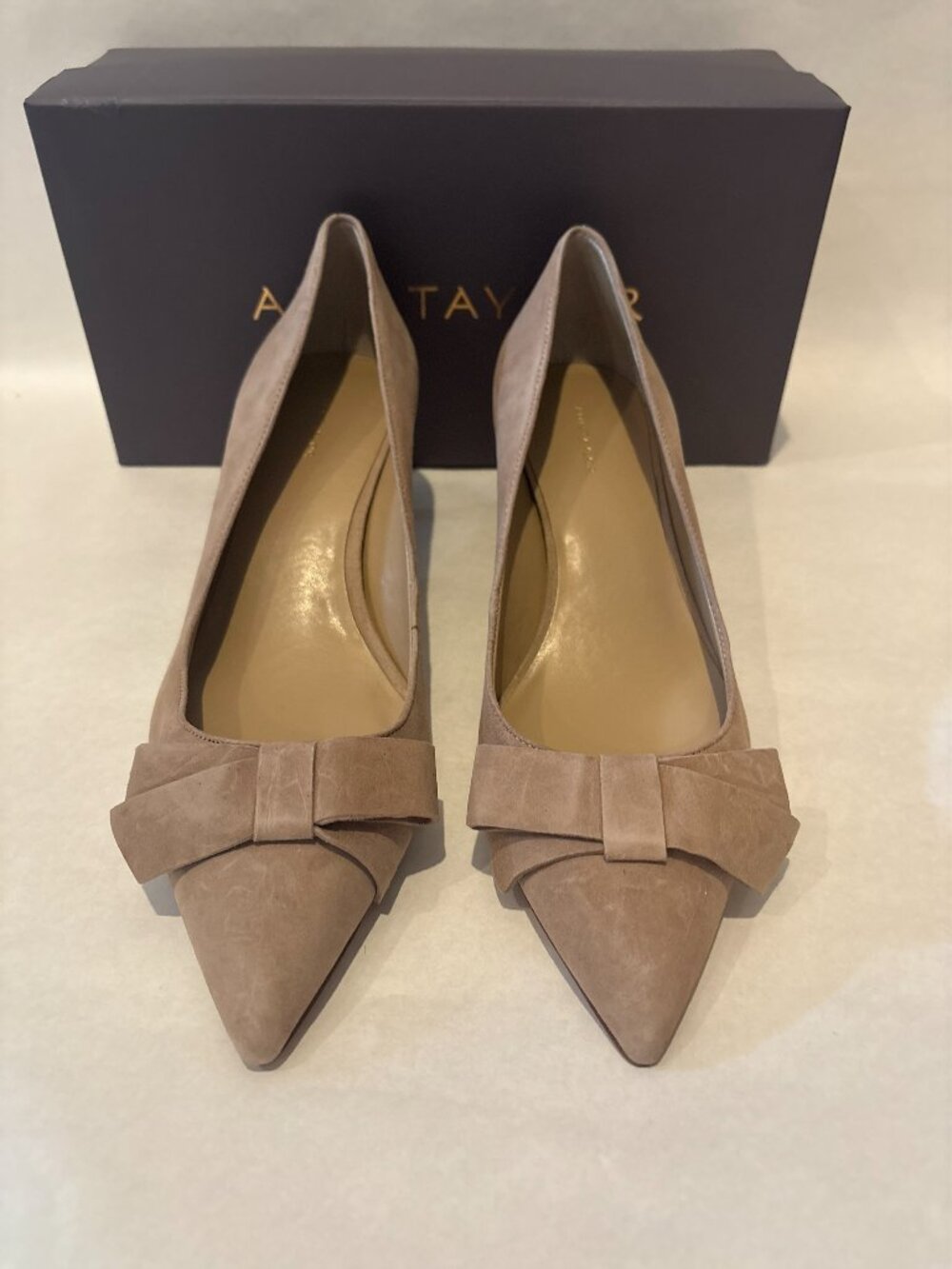 New In Box Ann Taylor Almond Beige Suede Reese Bow Pumps Kitten Heels Size 9